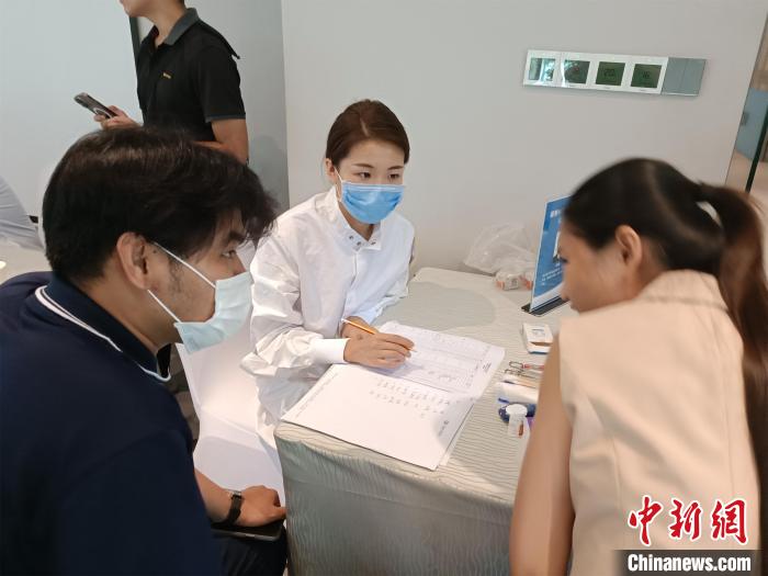 中國援柬中醫(yī)醫(yī)療隊隊員問診現(xiàn)場?！?lt;a target='_blank' href='/'>中新社</a>記者楊強(qiáng) 攝