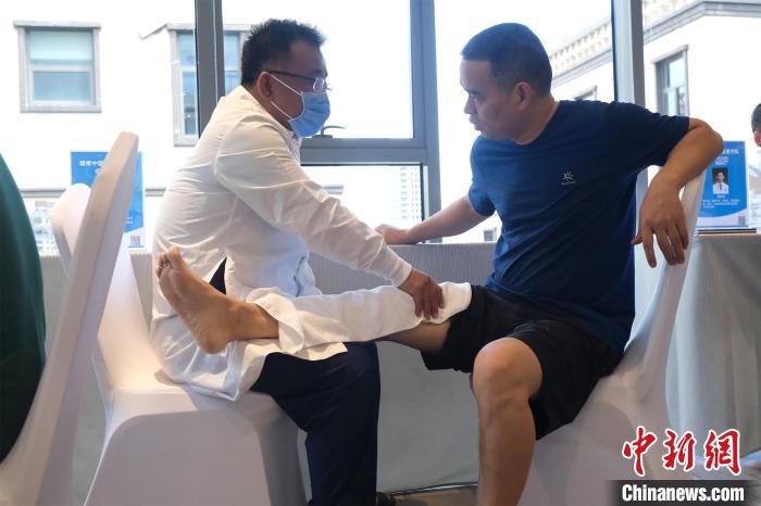 中國援柬中醫(yī)醫(yī)療隊隊員為患者診療?！＄娨?攝