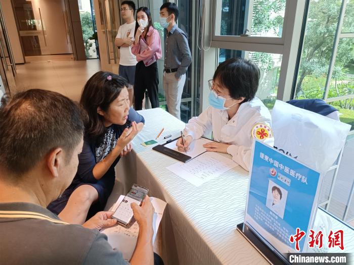 援柬中國中醫(yī)醫(yī)療隊診療現(xiàn)場?！?lt;a target='_blank' href='/'>中新社</a>記者楊強(qiáng) 攝