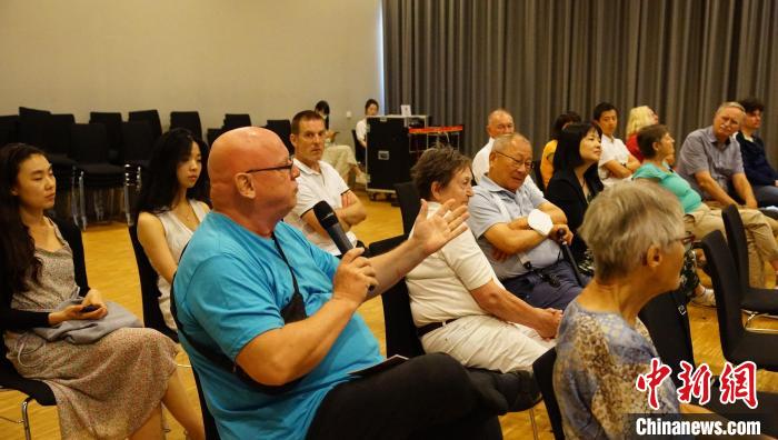 圖為現(xiàn)場觀眾提問。　柏林中國文化中心供圖