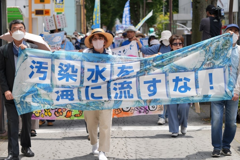 6月20日，人們在日本福島市參加反對核污染水排海的抗議活動。（圖源：新華社）