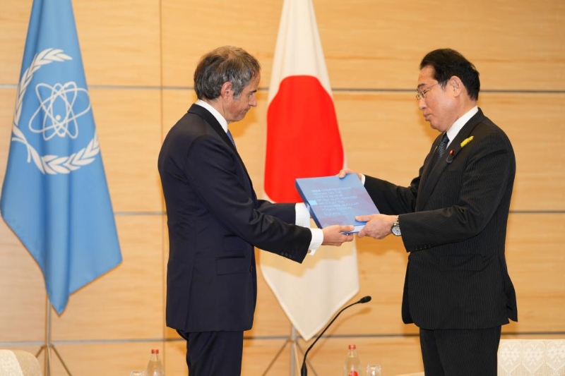 7月4日，在日本東京，國際原子能機構(gòu)總干事格羅西（左）向日本首相岸田文雄提交針對日本福島核污染水的綜合評估報告。（圖源：新華社）