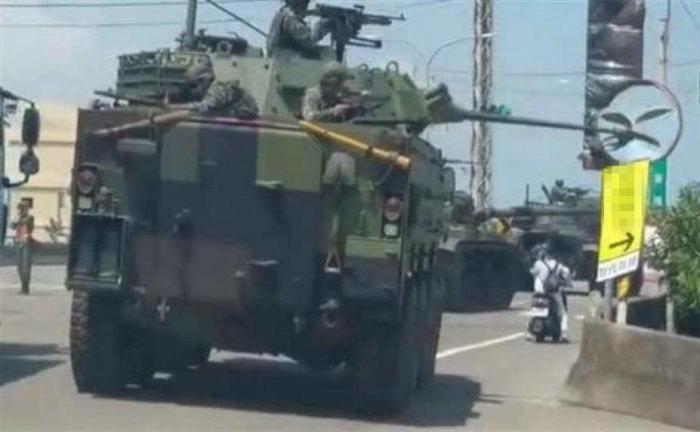臺(tái)軍演習(xí)裝甲車炮管撞上道路反光鏡軍方：沒反應(yīng)過(guò)來(lái)、別太苛責(zé)