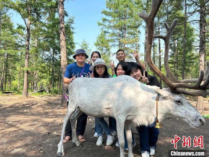 圖為32名臺(tái)胞盛夏踏訪使鹿部落現(xiàn)場(chǎng)。　內(nèi)蒙古臺(tái)聯(lián)供圖