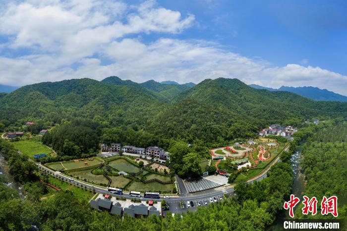 圖為航拍江西省九江市武寧縣羅坪鎮(zhèn)長(zhǎng)水村。　蔣德先 攝