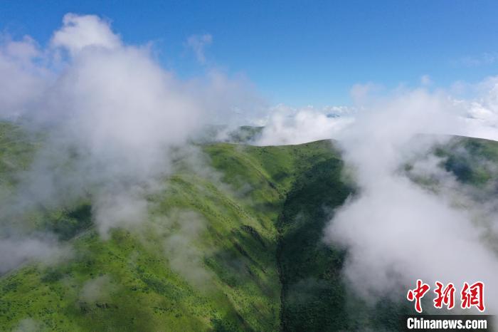 航拍賽來塘鎮(zhèn)山間云霧繚繞?！●R銘言 攝