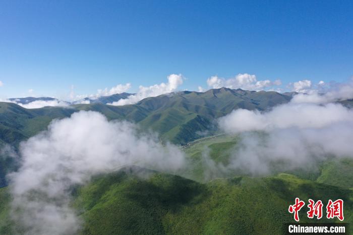 航拍賽來塘鎮(zhèn)山間云霧繚繞?！●R銘言 攝