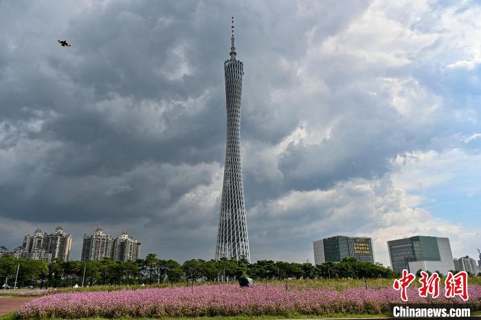 廣州受臺風(fēng)“泰利”影響市區(qū)出現(xiàn)雷雨大風(fēng)天氣