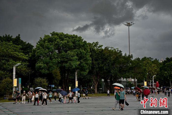 廣州天河區(qū)上空烏云密布?！￡愺K旻 攝