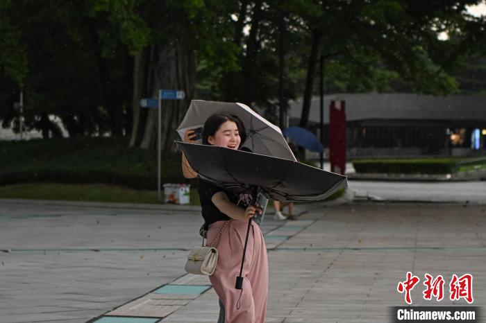 大風(fēng)將一名市民的雨傘吹翻?！￡愺K旻 攝