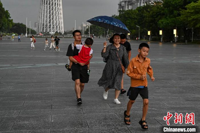 市民前往室內(nèi)避雨?！￡愺K旻 攝