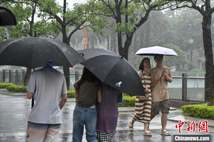 市民雨中出行?！￡愺K旻 攝