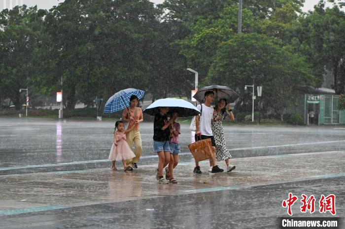 市民雨中出行。　陳驥旻 攝