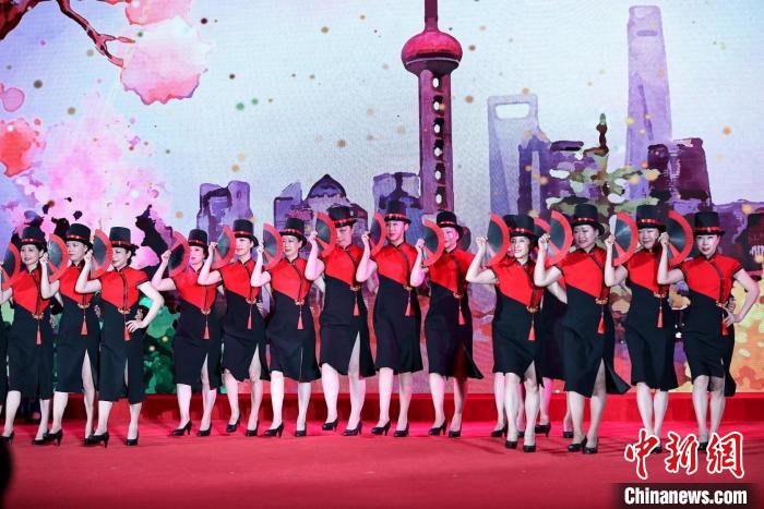 民營經濟女企業(yè)家表演旗袍秀《春之韻》?！∩虾Ｊ形y戰(zhàn)部供圖