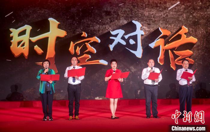 陳望道、顏福慶、陶行知、榮毅仁等統戰(zhàn)先賢的后人傾情演繹朗誦節(jié)目《與統戰(zhàn)先輩的時空對話》?！∩虾Ｊ形y戰(zhàn)部供圖