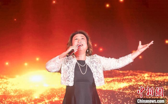 僑界女高音歌唱家演唱《我的深情為你守候》?！∩虾Ｊ形y戰(zhàn)部供圖