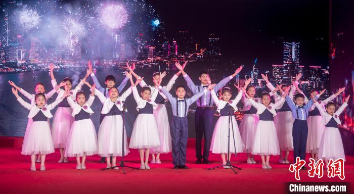 在滬港人家庭子女童聲合唱《前》(香港特別行政區(qū)成立25周年主題曲) 上海市委統戰(zhàn)部供圖