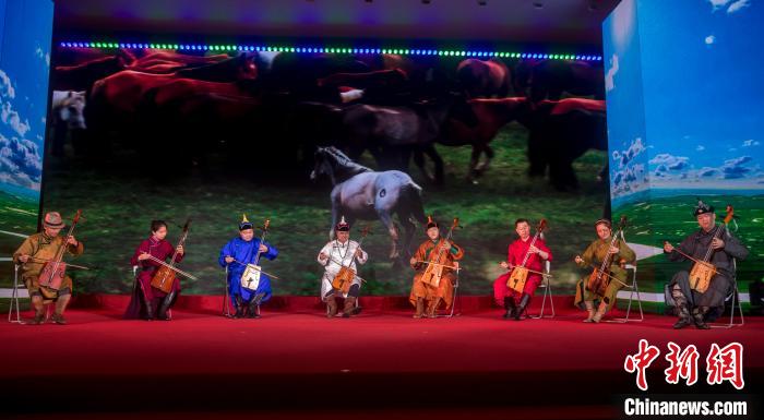 民族界代表演奏馬頭琴《萬馬奔騰》。　上海市委統戰(zhàn)部供圖