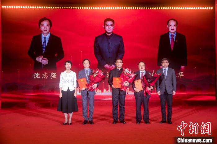 第一屆上海統(tǒng)一戰(zhàn)線(xiàn)崗位建功十大楷模授證儀式?！∩虾Ｊ形y(tǒng)戰(zhàn)部供圖