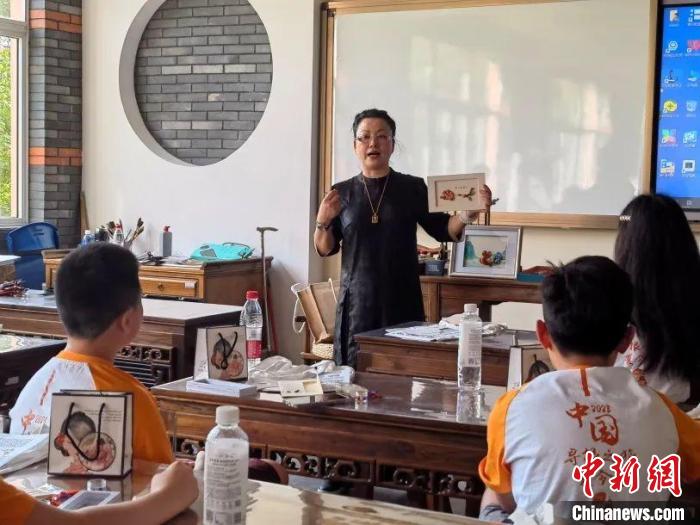 美國華裔少年在滬領(lǐng)略非遺盤扣之美，尋訪“半馬蘇河”