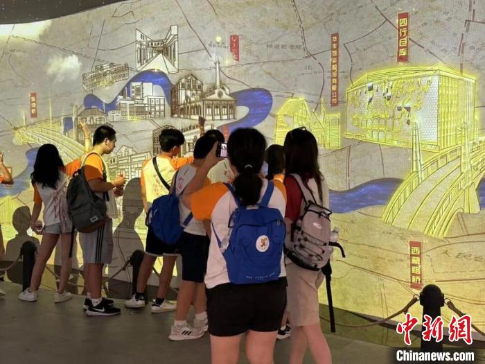 華裔少年參觀蘇州河工業(yè)文明展示館?！∩虾Ｊ袃S聯(lián)供圖