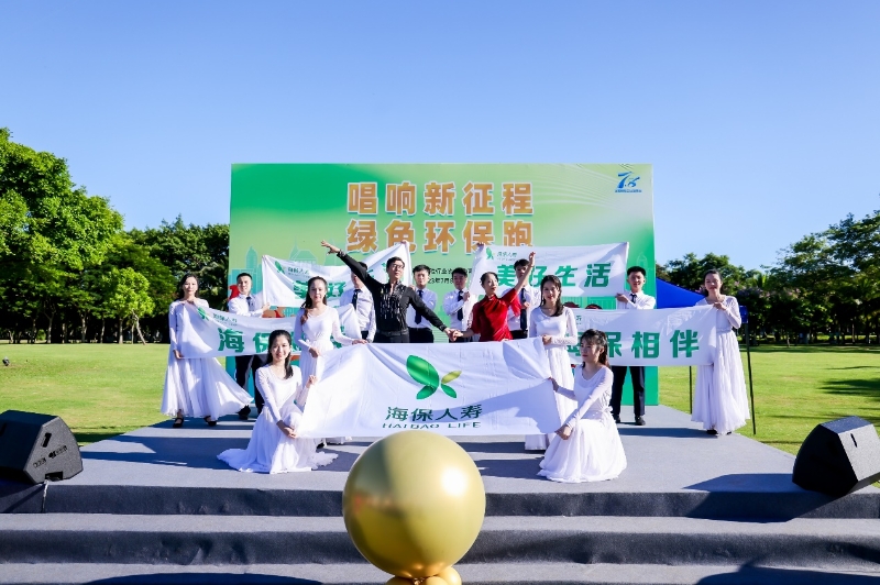 圖片包含 草, 戶(hù)外, 路, 男人

描述已自動(dòng)生成