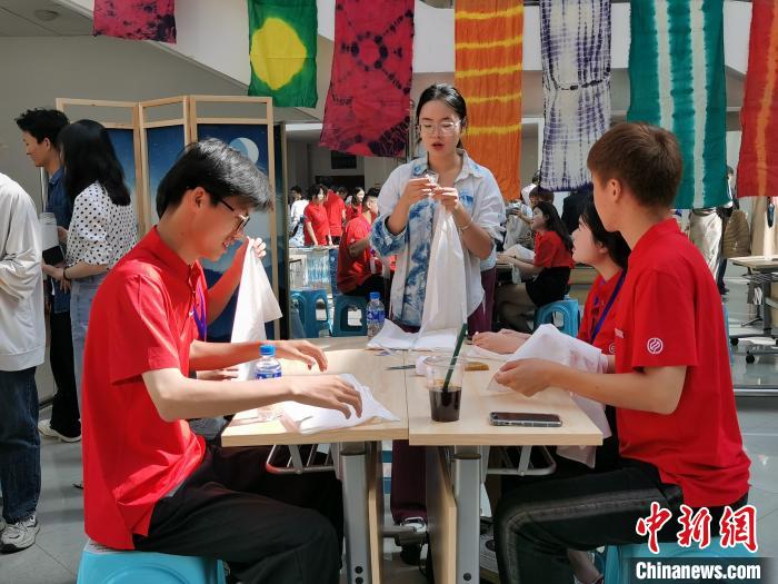 圖為營員體驗云南非遺文化。　胡遠(yuǎn)航 攝