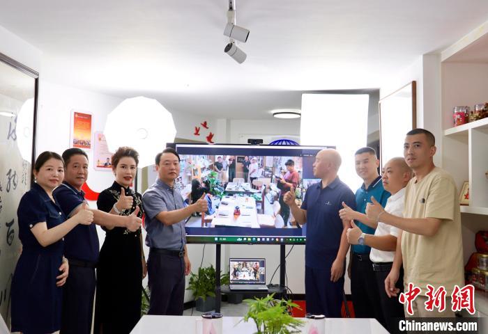 “融情·同心”寧臺建筑師驛站(臺中)“云揭牌”儀式在寧德市、臺灣臺中市同步舉行，圖為合影留念。　呂若萱 攝