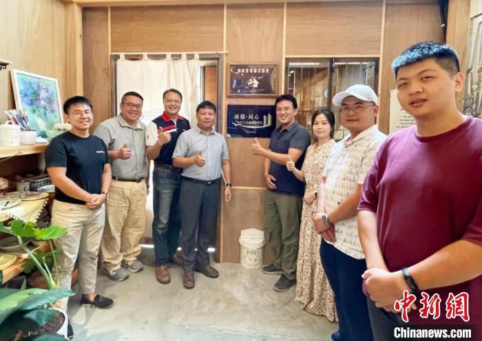 “融情·同心”寧臺建筑師驛站(臺中)“云揭牌”儀式在寧德市、臺灣臺中市同步舉行，圖為合影留念?！×置项R 攝