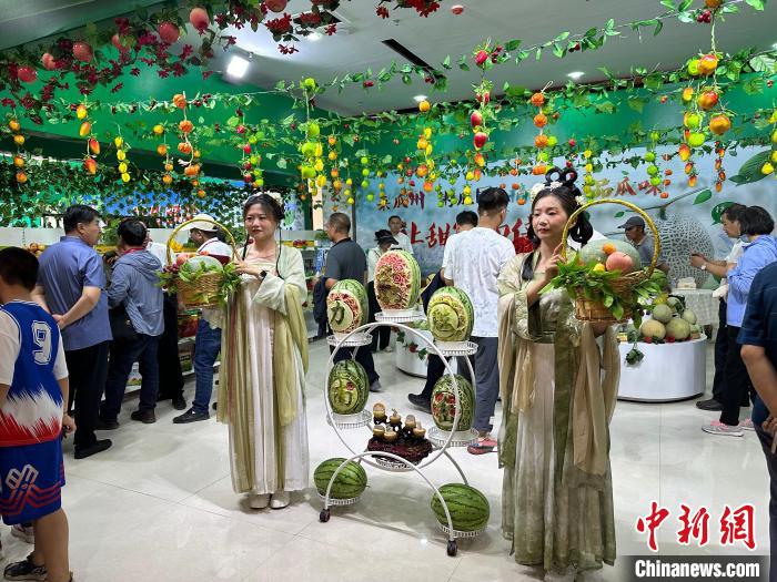 圖為瓜州縣第九屆蜜瓜枸杞展銷會南岔鎮(zhèn)展區(qū)?！?劉瀟 攝