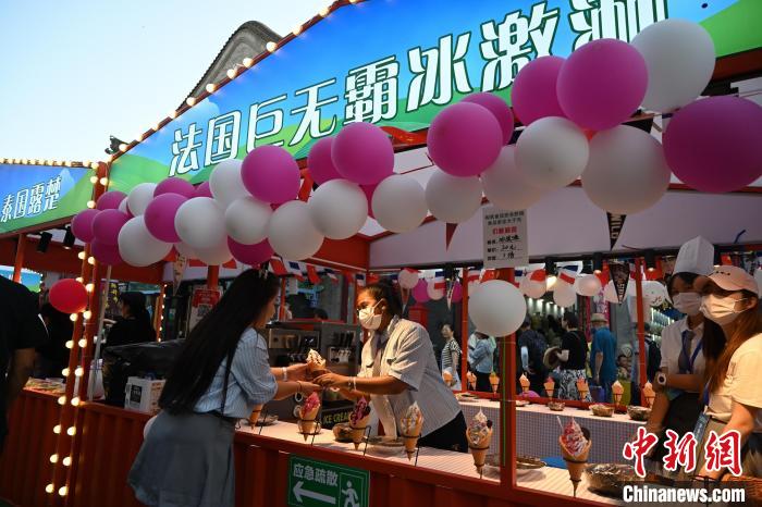 內(nèi)蒙古呼和浩特市，游客品嘗法國巨無霸冰激凌?！⑽娜A 攝