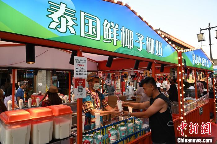 內(nèi)蒙古呼和浩特市，泰國椰奶吸引游客品嘗。　劉文華 攝