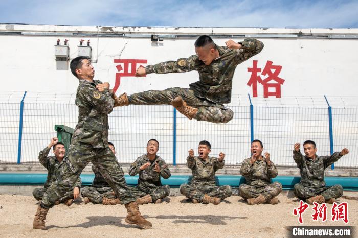 武警官兵在進行擒敵對抗訓練?！×撼薪?攝