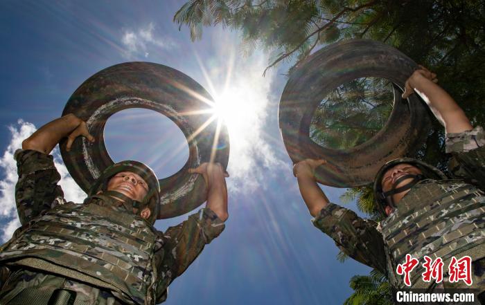 武警官兵在進行推舉輪胎訓練?！×撼薪?攝