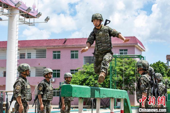武警官兵在進行通過獨木橋障礙訓練?！∮嗪Ｑ?攝