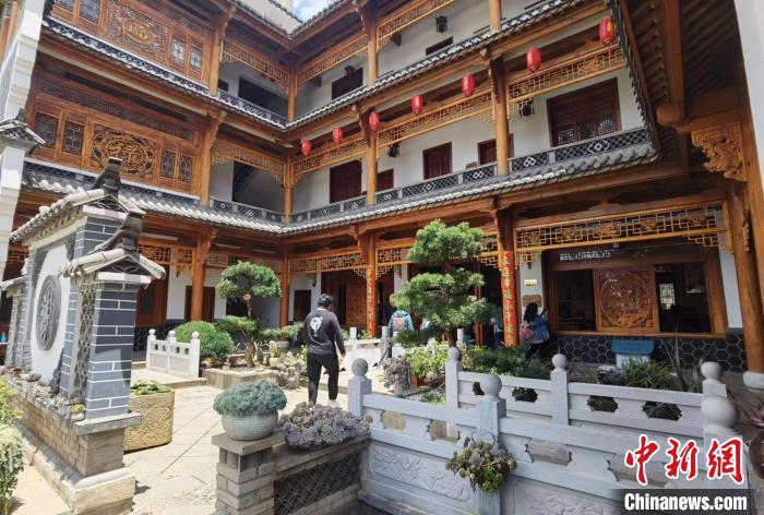 圖為曲靖市麒麟?yún)^(qū)沿江街道大龍社區(qū)中的一家民宿?！×_婕 攝