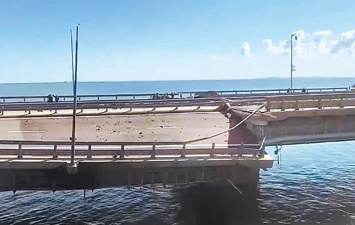 克里米亞大橋17日遭到襲擊。圖為當(dāng)?shù)孛襟wСrimea24TV拍攝的視頻截圖，顯示大橋路面嚴(yán)重受損。