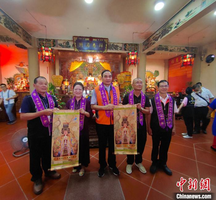 兩岸媽祖信眾合影留念。　龍文區(qū)委臺港澳辦供圖