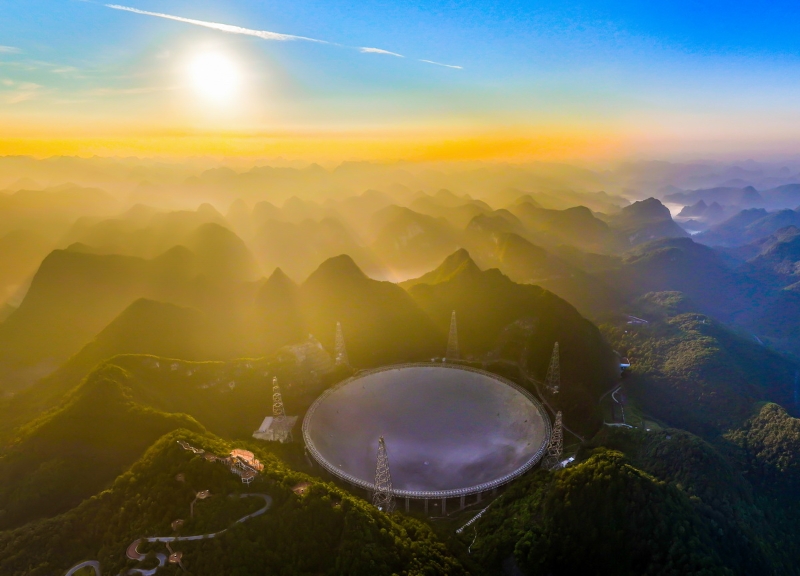 晨曦中的中國(guó)天眼FAST全景（無人機(jī)照片，2022年7月25日維護(hù)保養(yǎng)期間拍攝）。（圖源：新華社）