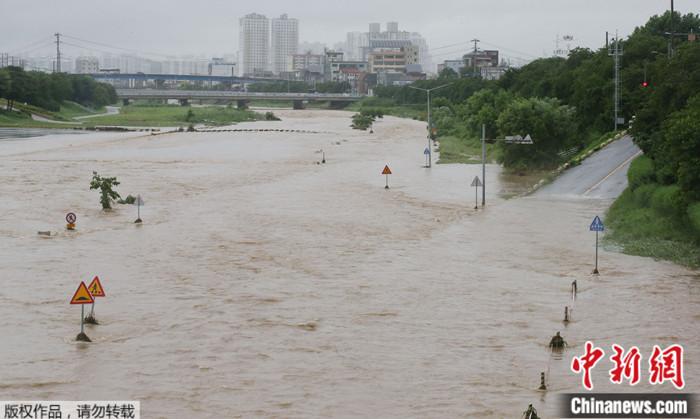 近期，韓國(guó)連日強(qiáng)降雨引發(fā)洪水等自然災(zāi)害，圖為韓國(guó)清州一河流洪水泛濫。