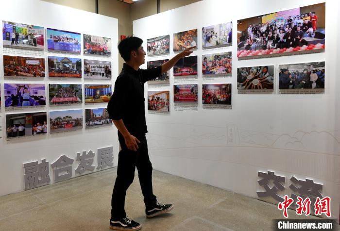 來自臺(tái)灣桃園的“80后”音樂人張家豪正在參觀圖片展?！蚊?攝