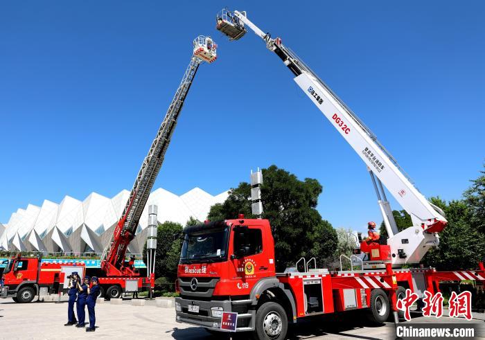 圖為登高平臺消防車故障排除及應(yīng)用競賽項目現(xiàn)場?！⊙Φ?攝