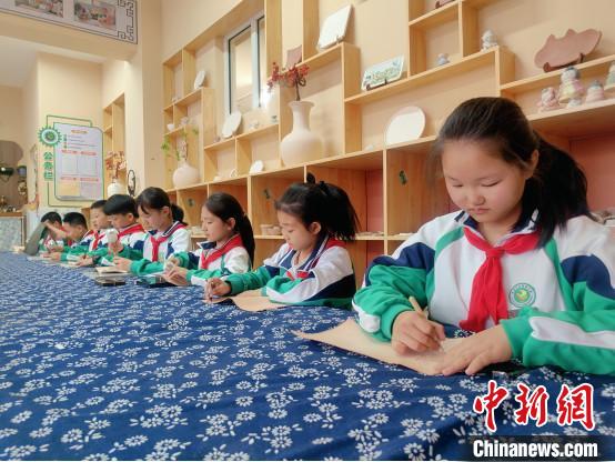圖為康巴什區(qū)第四小學(xué)的學(xué)生在學(xué)習(xí)制作皮雕作品?！尉┕﹫D