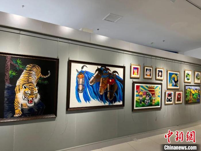 圖為伊金霍洛旗第三小學(xué)學(xué)生制作的羊毛氈畫展?！尉┕﹫D