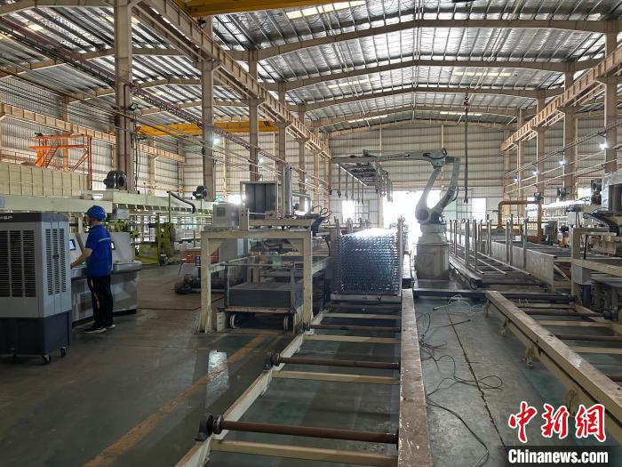 圖為江西撫州安通新材科技有限公司內(nèi)，智能擠壓生產(chǎn)線正在生產(chǎn)光伏組件鋁制品。　朱瑩 攝