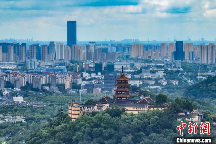 航拍南通崇川區(qū)，古今建筑相互映襯?！°蟛?攝