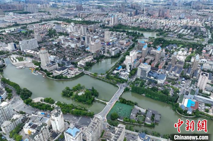濠河已經(jīng)成為游客和市民感受南通歷史文化的最美窗口，成為融入崇川老百姓日常生活、人人共享的城市大公園?！°蟛?攝