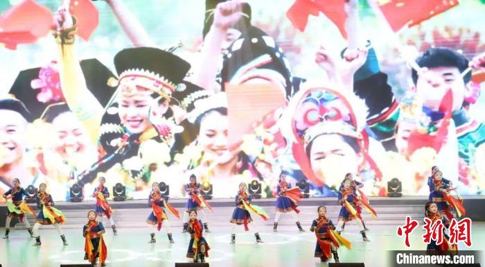 少數(shù)民族代表表演舞蹈《白馬》?！〕缑鲄^(qū)委統(tǒng)戰(zhàn)部供圖