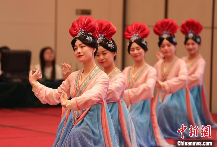 活動(dòng)現(xiàn)場(chǎng)舉行了具有濃郁太原地方特色的文藝表演?！≈鬓k方供圖
