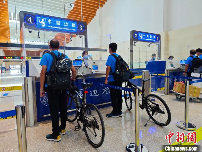 馬祖體育代表團(tuán)隊(duì)員推著自行車辦理通關(guān)手續(xù)。　陳煌 攝